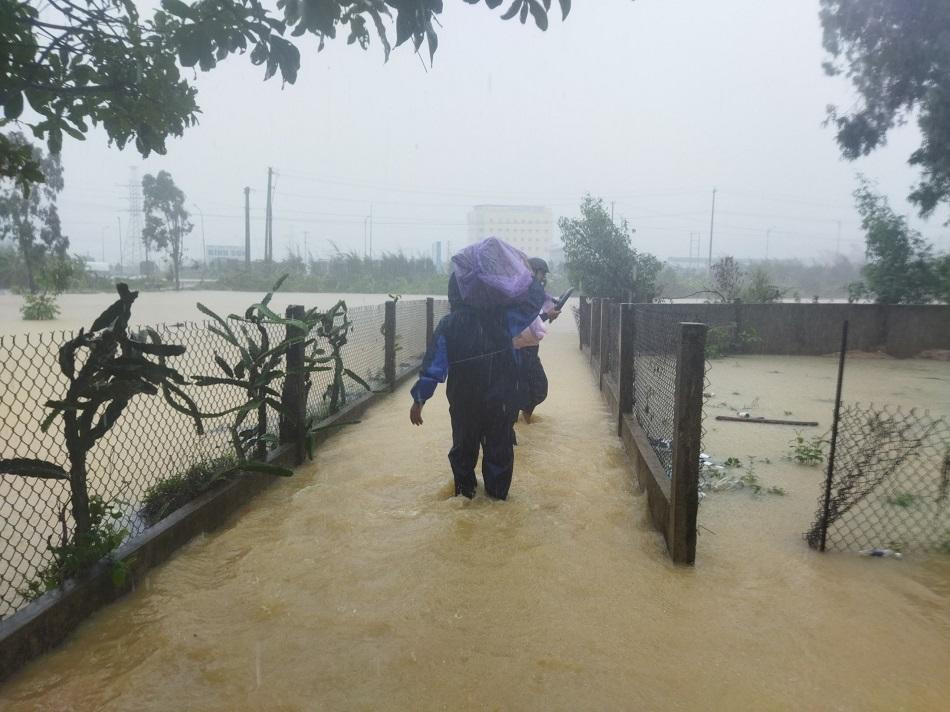 Nhiều hộ dân ở huyện Bình Sơn bị ngập sâu trong nước buộc phải di dời.