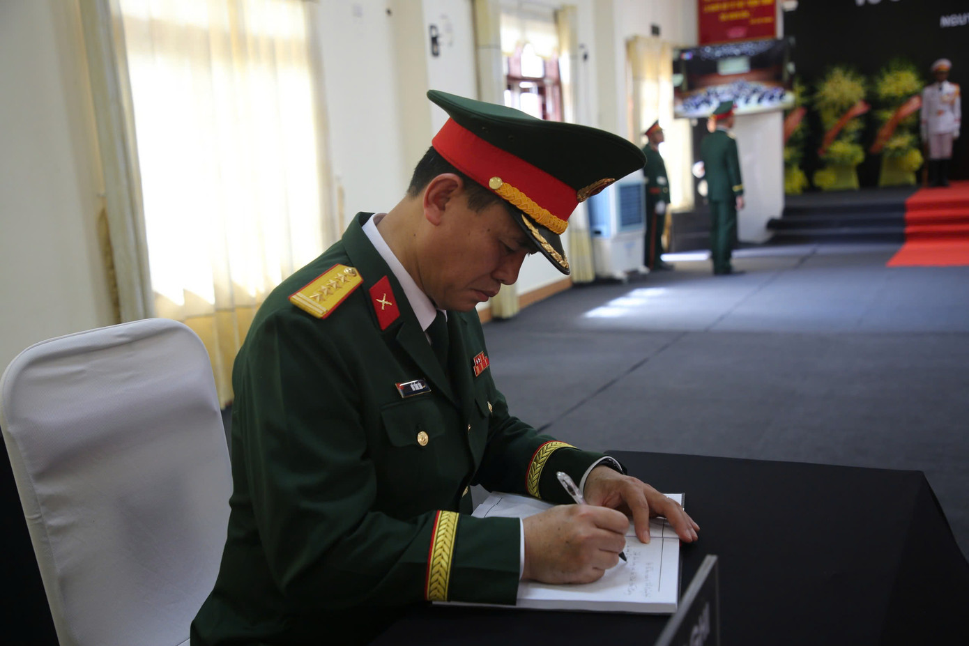 Thiếu tướng Lê Ngọc Hải - Tư lệnh Quân khu 5, viết vào sổ tang. Thiếu tướng Lê Ngọc Hải - Tư lệnh Quân khu 5, viết vào sổ tang.