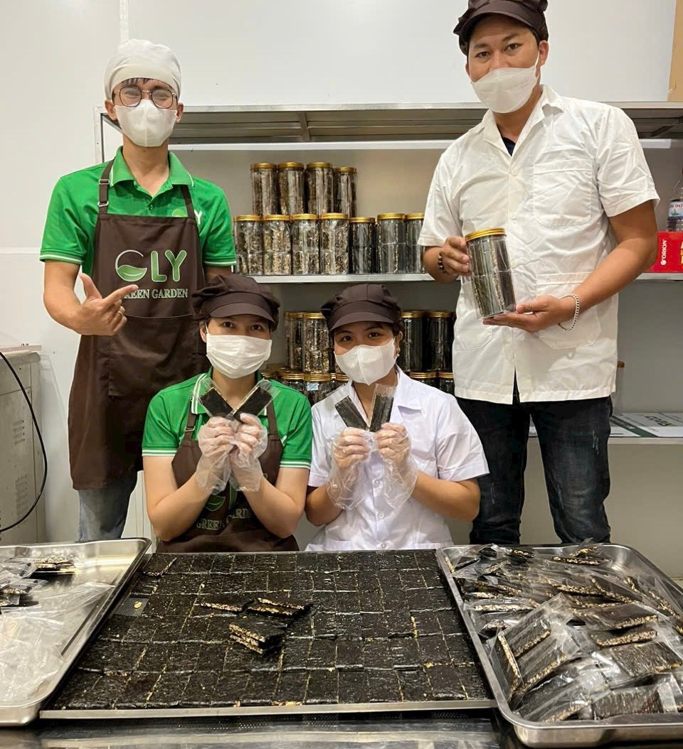 Gạo lức được chế biến thành các sản phẩm tốt cho sức khỏe người tiêu dùng và được thị trường ưa chuộng. Gạo lức được chế biến thành các sản phẩm tốt cho sức khỏe người tiêu dùng và được thị trường ưa chuộng.