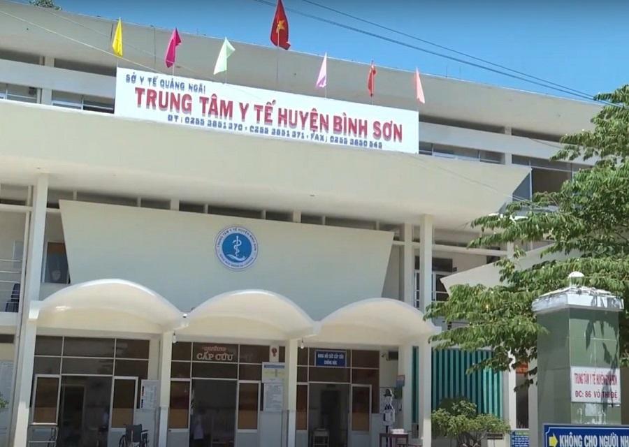 Trung tâm Y tế huyện Bình Sơn, tỉnh Quảng Ngãi nơi tiếp nhận 26 trường hợp bị ngộ độc sau khi ăn bánh mì tại cùng một cửa hàng. Ảnh: Nguyễn Ngọc Trung tâm Y tế huyện Bình Sơn, tỉnh Quảng Ngãi nơi tiếp nhận 26 trường hợp bị ngộ độc sau khi ăn bánh mì tại cùng một cửa hàng. Ảnh: Nguyễn Ngọc