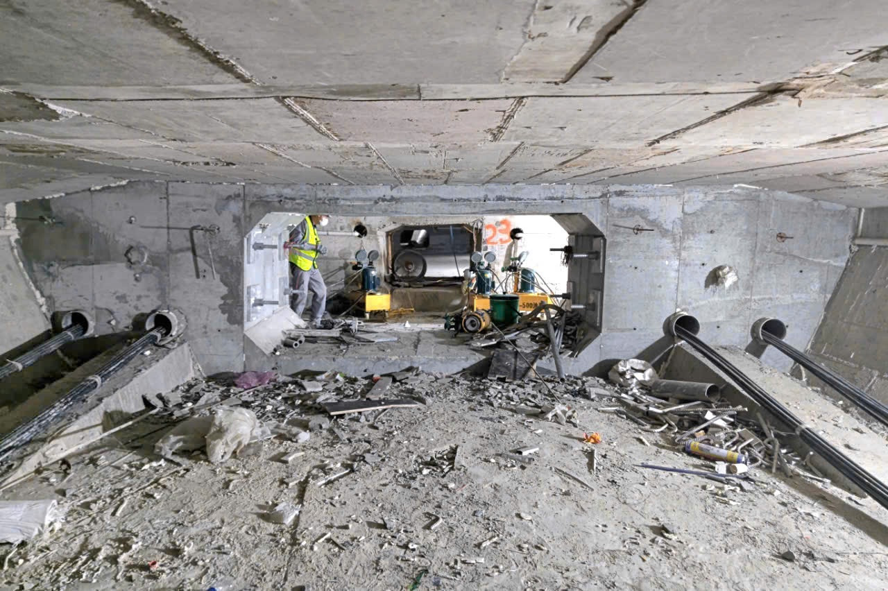 Công nhân thi công bên trong dầm hộp với không gian khá chật hẹp.