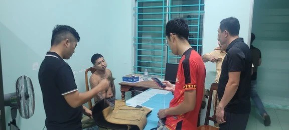 Lực lượng Công an làm việc với các nghi phạm. Ảnh Công an Quảng Ngãi