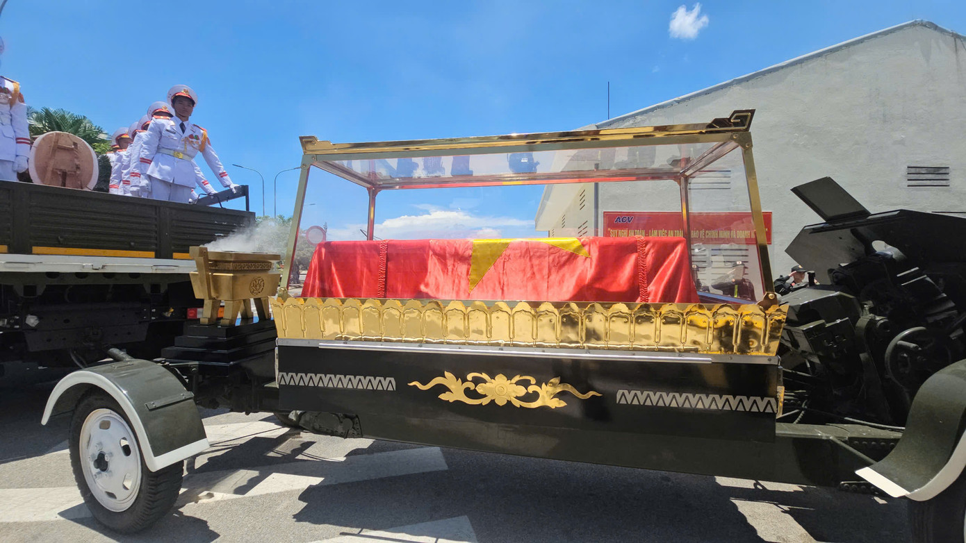 Hiện linh cữu đã lên linh xa di chuyển về nơi an táng ở xã Phổ Khánh (cách sân bay Chu Lai khoảng 100km). Hiện linh cữu đã lên linh xa di chuyển về nơi an táng ở xã Phổ Khánh (cách sân bay Chu Lai khoảng 100km).