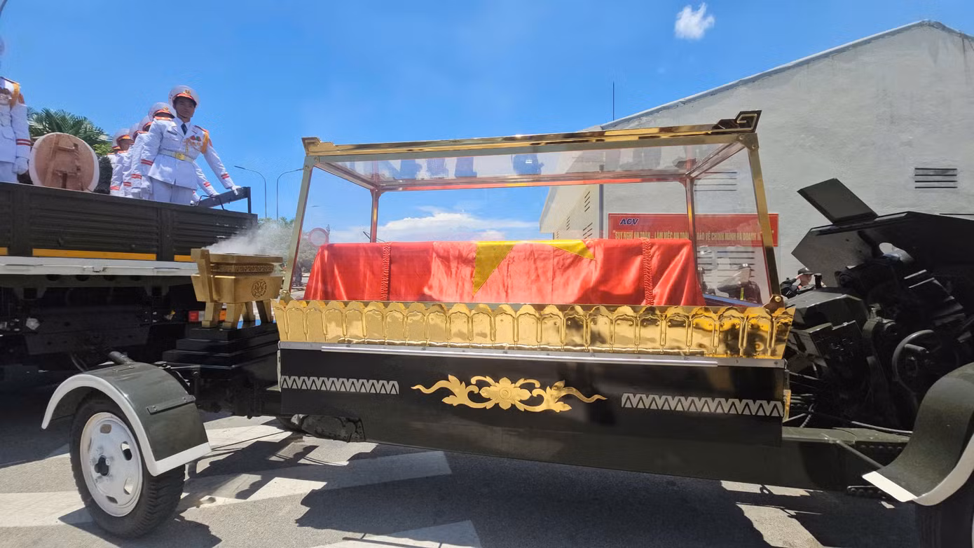 Hiện linh cữu đã lên linh xa di chuyển về nơi an táng ở xã Phổ Khánh (cách sân bay Chu Lai khoảng 100km). Hiện linh cữu đã lên linh xa di chuyển về nơi an táng ở xã Phổ Khánh (cách sân bay Chu Lai khoảng 100km).