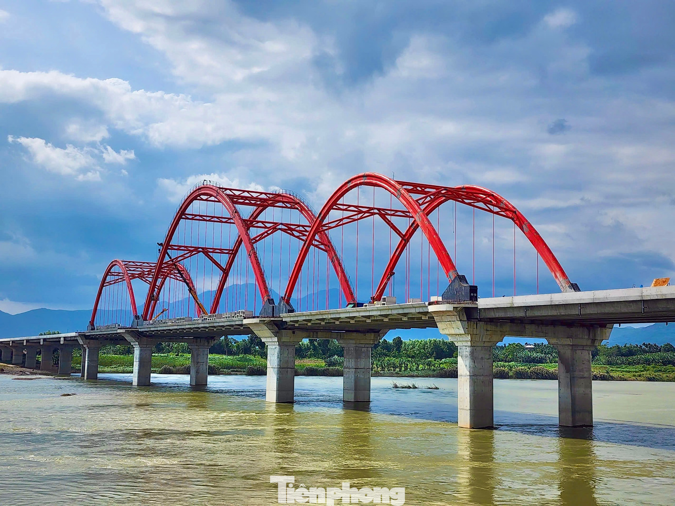 Được biết, cầu Trà Khúc 3 sẽ là cây cầu thứ 6 bắc qua sông Trà Khúc, sau các cầu Trà Khúc 1, Trà Khúc 2, Thạch Bích, Cổ Lũy, và cầu đường cao tốc Đà Nẵng - Quảng Ngãi. Đây cũng là cây cầu thiết kế vòm thép đầu tiên ở Quảng Ngãi.