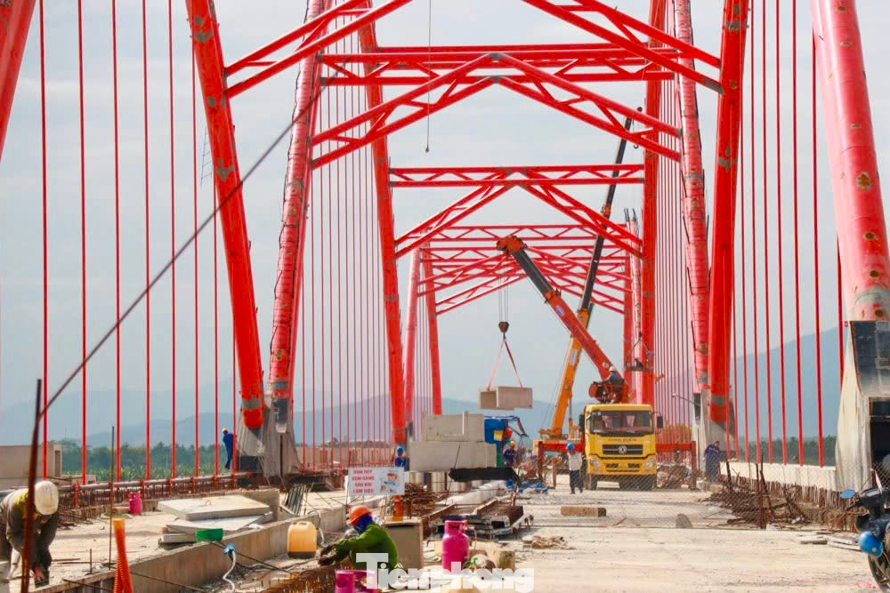 Thời gian qua, chính quyền huyện Sơn Tịnh và chủ đầu tư dù đã có rất nhiều nỗ lực gỡ vướng, nhưng một số bất cập cả chủ quan lẫn khách quan như quy định bồi thường, GPMB, hỗ trợ tái định cư mới có sự thay đổi, việc áp dụng "mới hay cũ" còn gặp khó.