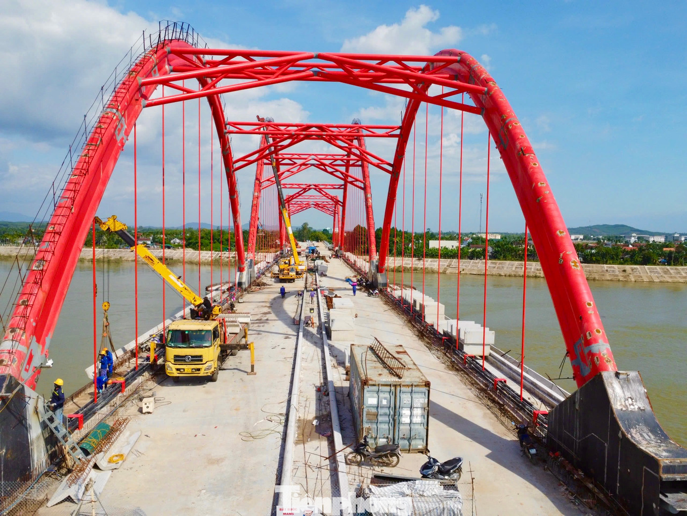 Theo ghi nhận của PV, dù Quảng Ngãi đang bước vào mùa mưa, nhưng công tác thi công tại cầu Trà Khúc 3 vẫn được nhà thầu tổ chức rầm rộ với quyết tâm hoàn thành cơ bản để thông xe kỹ thuật vào cuối năm nay.