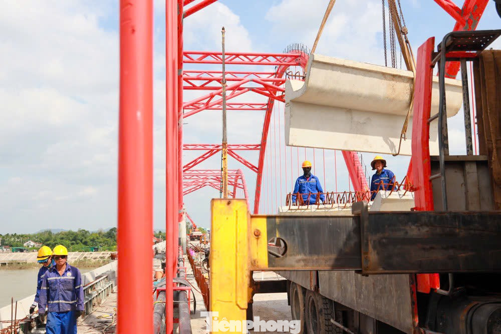 Ông Ngô Văn Dụng - Giám đốc Ban Quản lý dự án đầu tư xây dựng các công trình giao thông Quảng Ngãi (chủ đầu tư) cho biết, để công trình có thể cơ bản hoàn thành trong năm 2024, tiến tới nghiệm thu, bàn giao trong năm 2025 và gắn biển chào mừng Đại hội đại biểu Đảng bộ tỉnh lần thứ XXI, bắt buộc công tác GPMB phải hoàn thành sớm.