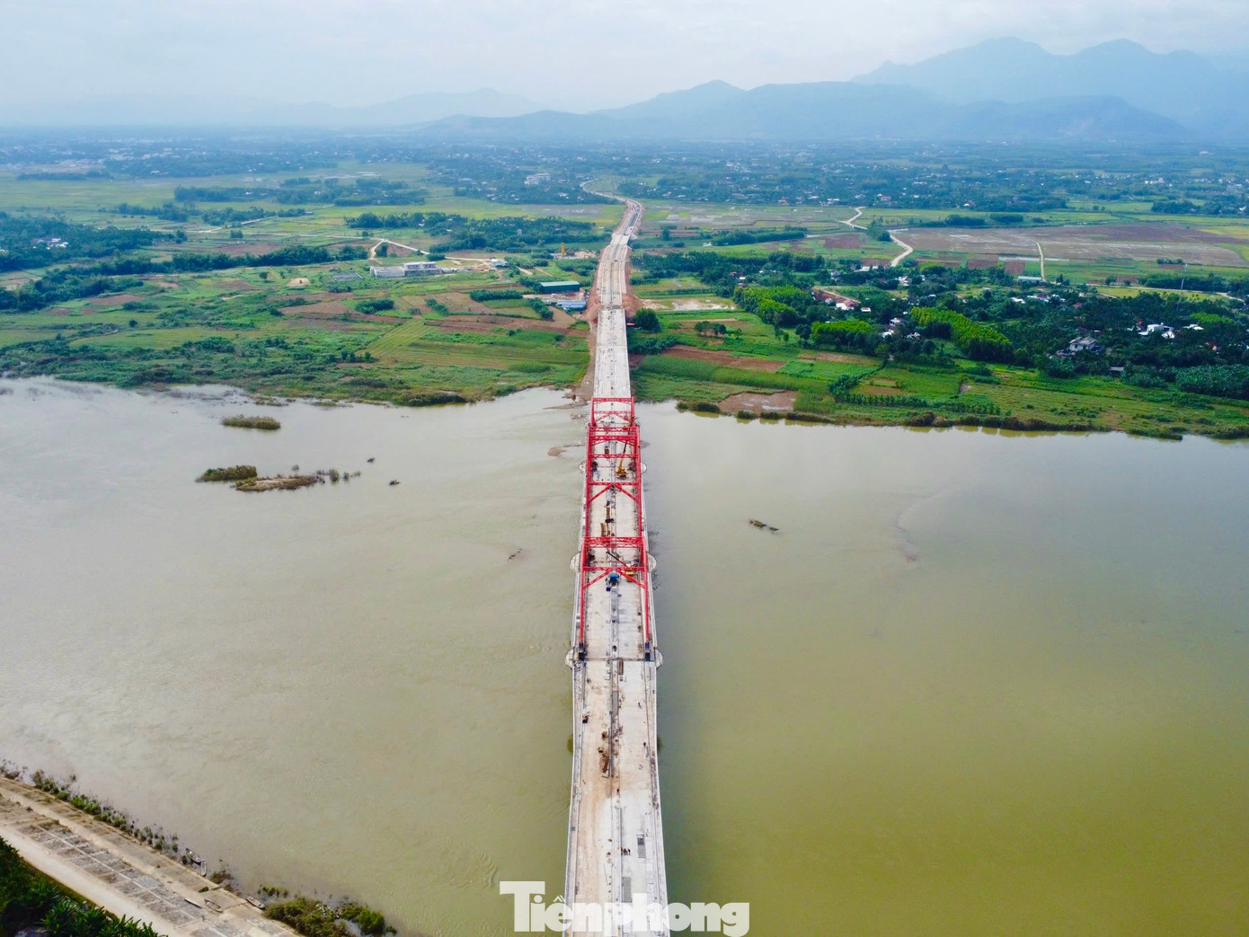 Dự án cầu Trà Khúc 3 bắc qua sông Trà Khúc có tổng mức đầu tư 850 tỷ đồng, trong đó ngân sách Trung ương 525 tỷ đồng, phần còn lại là ngân sách tỉnh Quảng Ngãi.