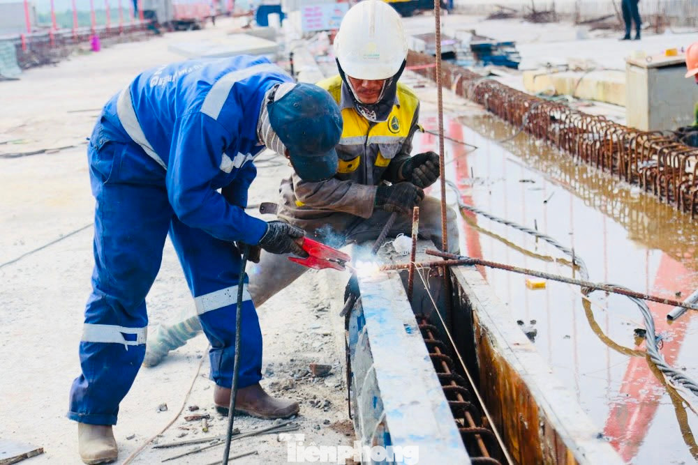 Công nhân nỗ lực thi công tại công trường.
