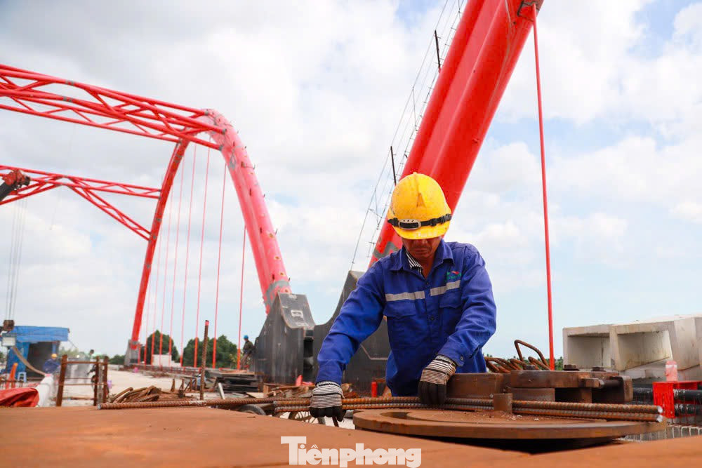 Công nhân nỗ lực thi công tại công trường.