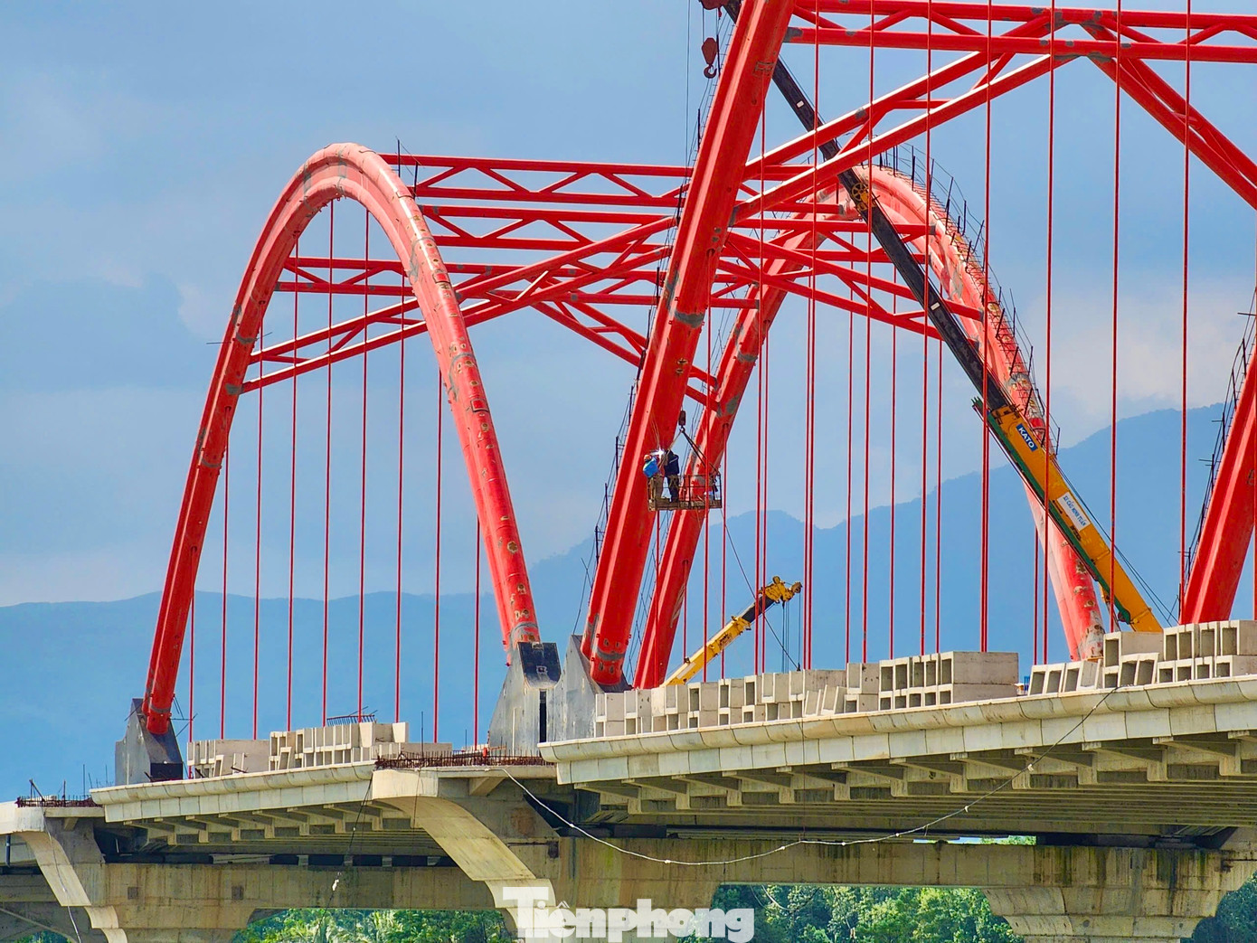 Theo thiết kế, cầu Trà Khúc 3 có 15 nhịp, mặt cầu rộng 22,9m với kết cấu thượng bộ gồm 3 nhịp vòm ống thép nhồi bê tông và 12 nhịp dẫn dầm U, dài 38m bằng bê tông cốt thép dự ứng lực.