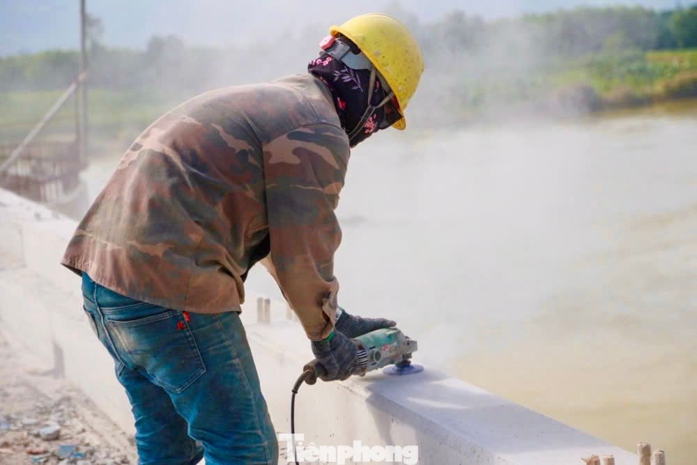 Công nhân nỗ lực thi công tại công trường.