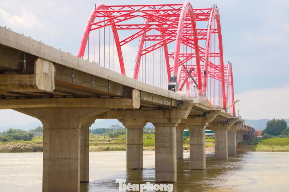 Được biết, cầu Trà Khúc 3 sẽ là cây cầu thứ 6 bắc qua sông Trà Khúc, sau các cầu Trà Khúc 1, Trà Khúc 2, Thạch Bích, Cổ Lũy, và cầu đường cao tốc Đà Nẵng - Quảng Ngãi. Đây cũng là cây cầu thiết kế vòm thép đầu tiên ở Quảng Ngãi.