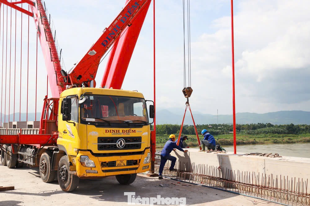 Thời gian qua, chính quyền huyện Sơn Tịnh và chủ đầu tư dù đã có rất nhiều nỗ lực gỡ vướng, nhưng một số bất cập cả chủ quan lẫn khách quan như quy định bồi thường, GPMB, hỗ trợ tái định cư mới có sự thay đổi, việc áp dụng "mới hay cũ" còn gặp khó.