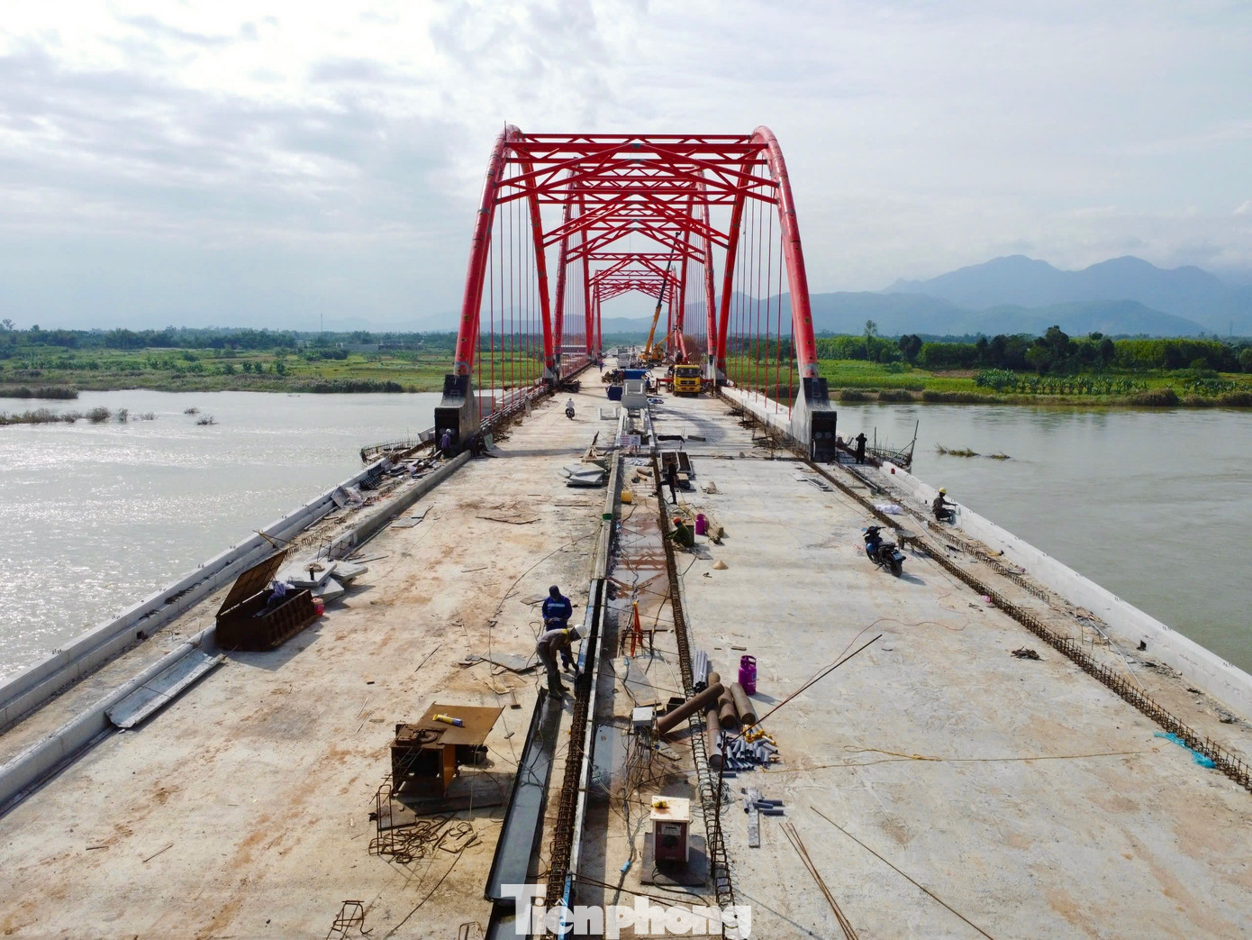 Theo thiết kế, cầu Trà Khúc 3 có 15 nhịp, mặt cầu rộng 22,9m với kết cấu thượng bộ gồm 3 nhịp vòm ống thép nhồi bê tông và 12 nhịp dẫn dầm U, dài 38m bằng bê tông cốt thép dự ứng lực.