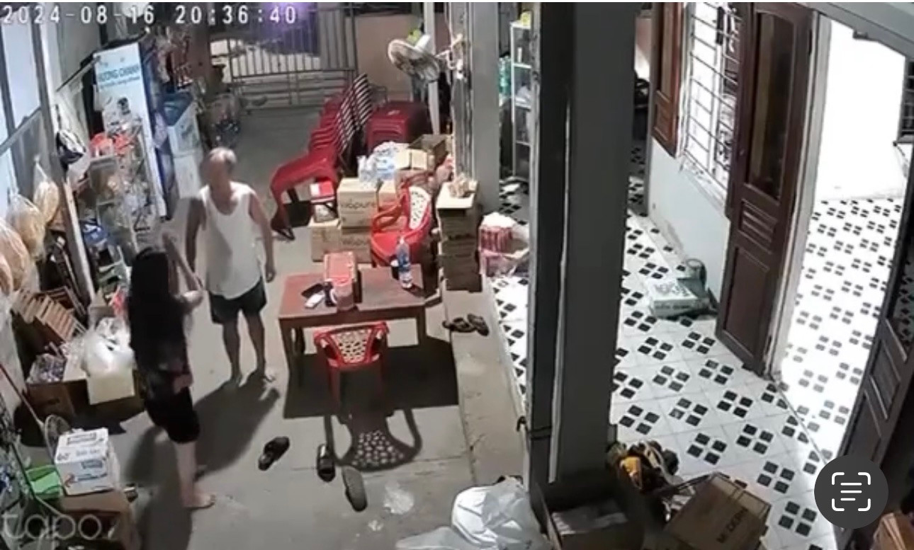 Người chồng đánh vợ tới tấp, mặc cho người vợ quỳ lạy van xin. Ảnh cắt từ Clip Người chồng đánh vợ tới tấp, mặc cho người vợ quỳ lạy van xin. Ảnh cắt từ Clip