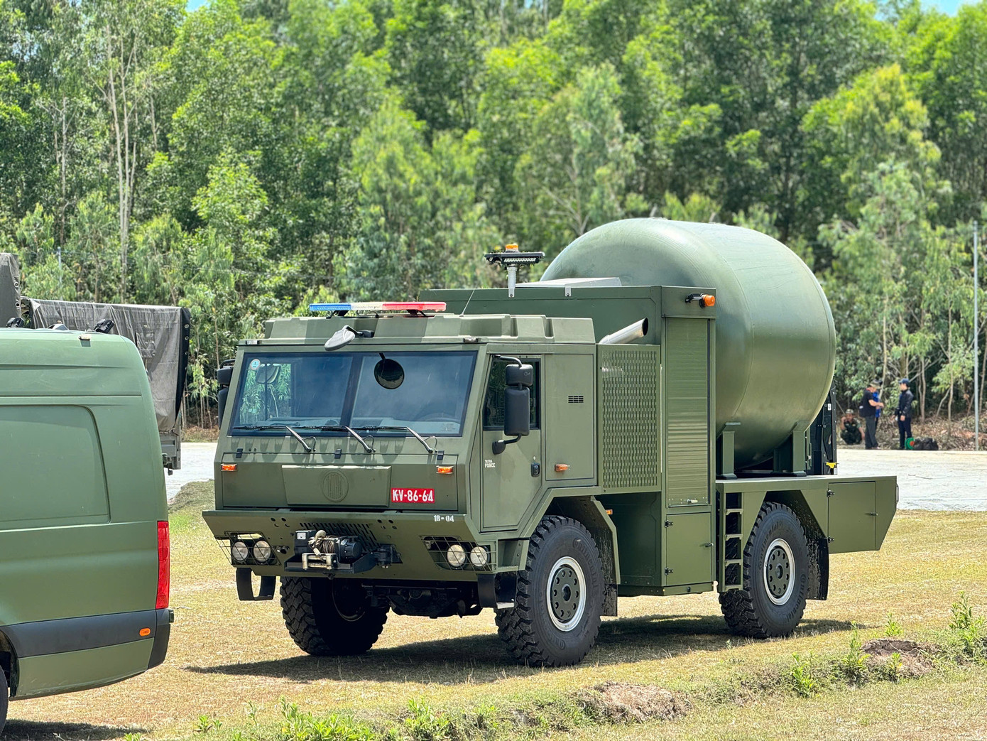 Nhiều xe chuyên dụng của Quân đội làm nhiệm vụ tại khu vực an táng nguyên Chủ tịch nước Trần Đức Lương. Nhiều xe chuyên dụng của Quân đội làm nhiệm vụ tại khu vực an táng nguyên Chủ tịch nước Trần Đức Lương.
