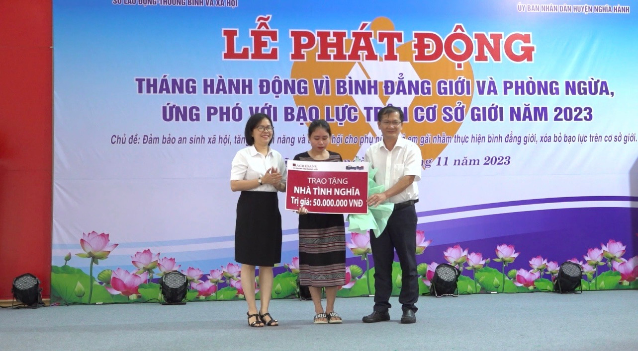 Trao quà cho phụ nữ có hoàn cảnh khó khăn trên địa bàn huyện Nghĩa Hành. Trao quà cho phụ nữ có hoàn cảnh khó khăn trên địa bàn huyện Nghĩa Hành.