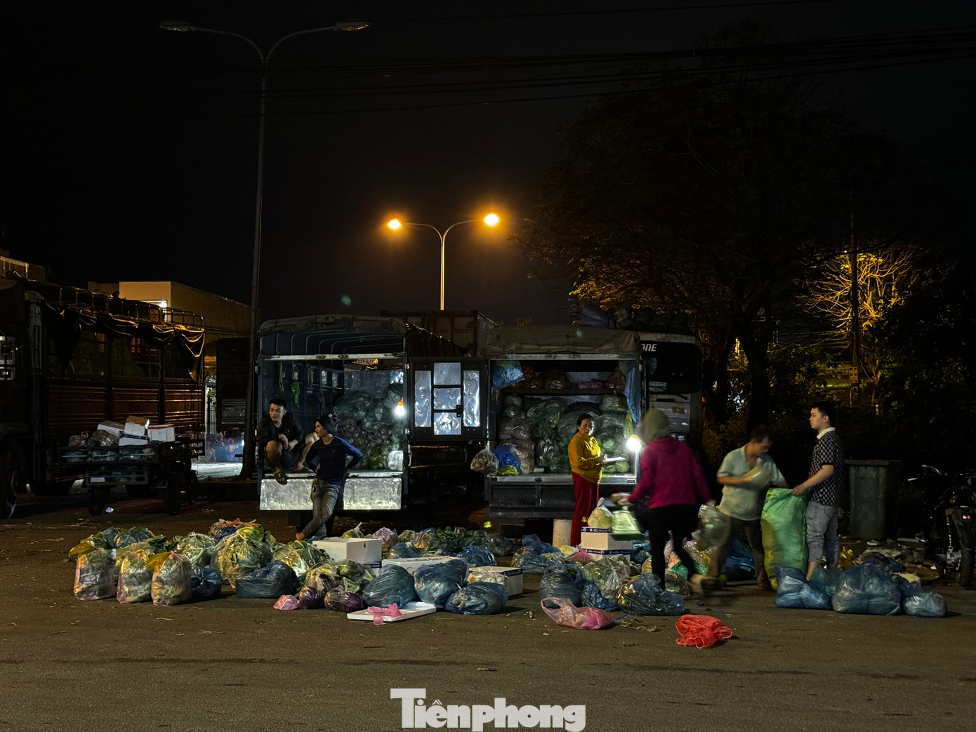Những ngày gần Tết nên lượng hàng đổ về gấp 4-5 lần ngày thường, mỗi đêm có đến cả trăm “cửu vạn” ở đây thức trắng đêm để mưu sinh. Ngày thường, họ làm đến 2-3h sáng, nhưng nay phải làm đến gần 7h. Ảnh: Nguyễn Ngọc
