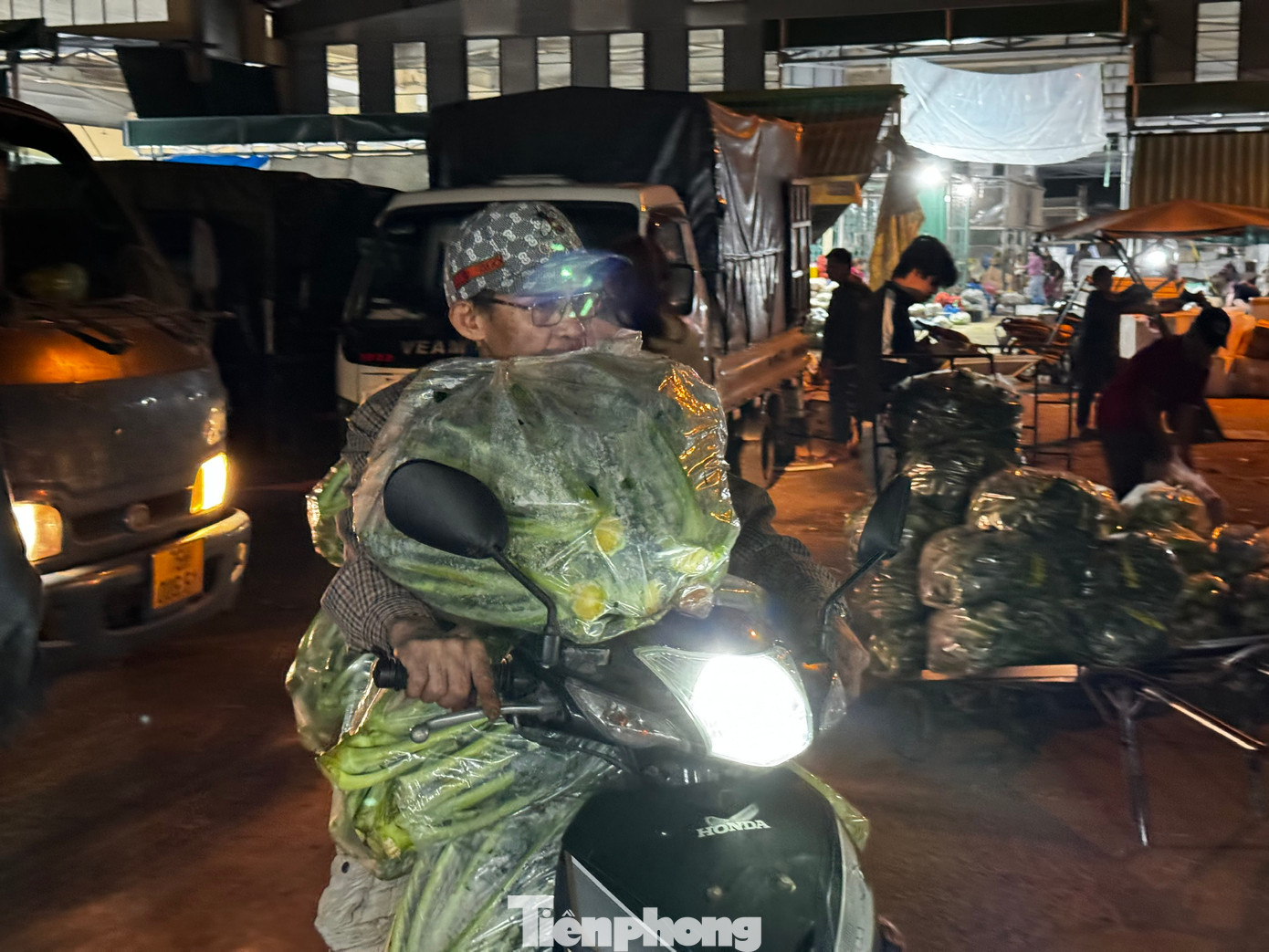 Xe máy của người đến mua hàng cũng đã đến chợ từ lúc đồng hồ điểm sang ngày mới. Ảnh: Nguyễn Ngọc