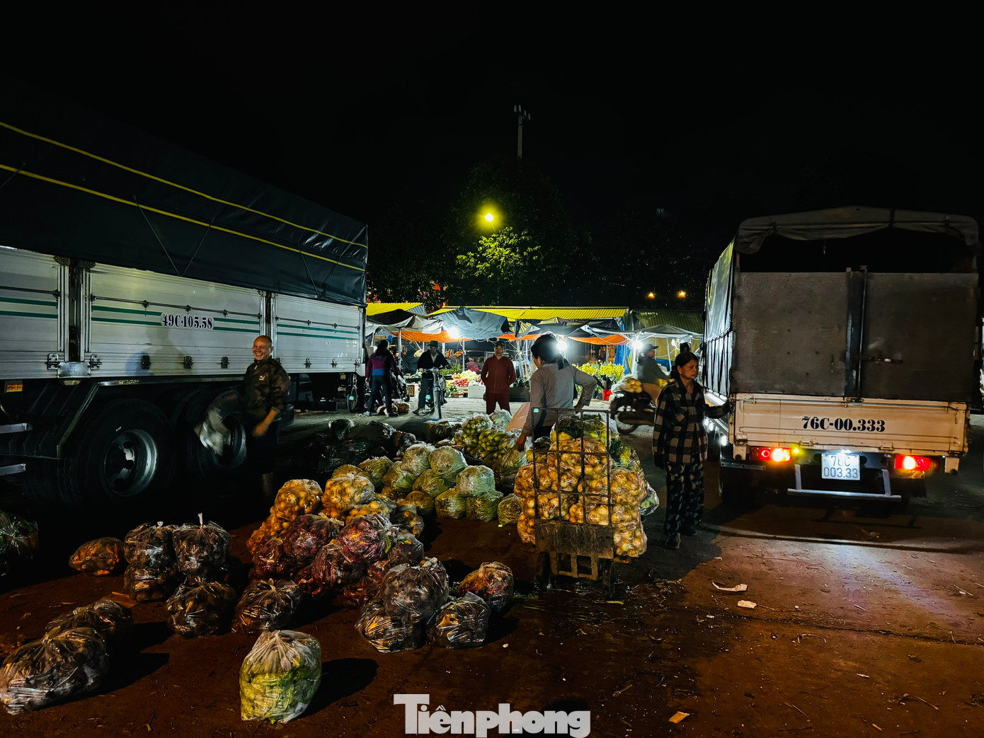 Những ngày gần Tết nên lượng hàng đổ về gấp 4-5 lần ngày thường, mỗi đêm có đến cả trăm “cửu vạn” ở đây thức trắng đêm để mưu sinh. Ngày thường, họ làm đến 2-3h sáng, nhưng nay phải làm đến gần 7h. Ảnh: Nguyễn Ngọc