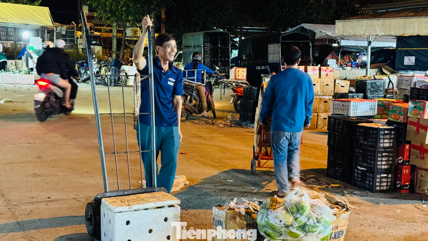 Dù mệt những các "cửu vạn" vẫn nở nụ cười. Ảnh: Nguyễn Ngọc