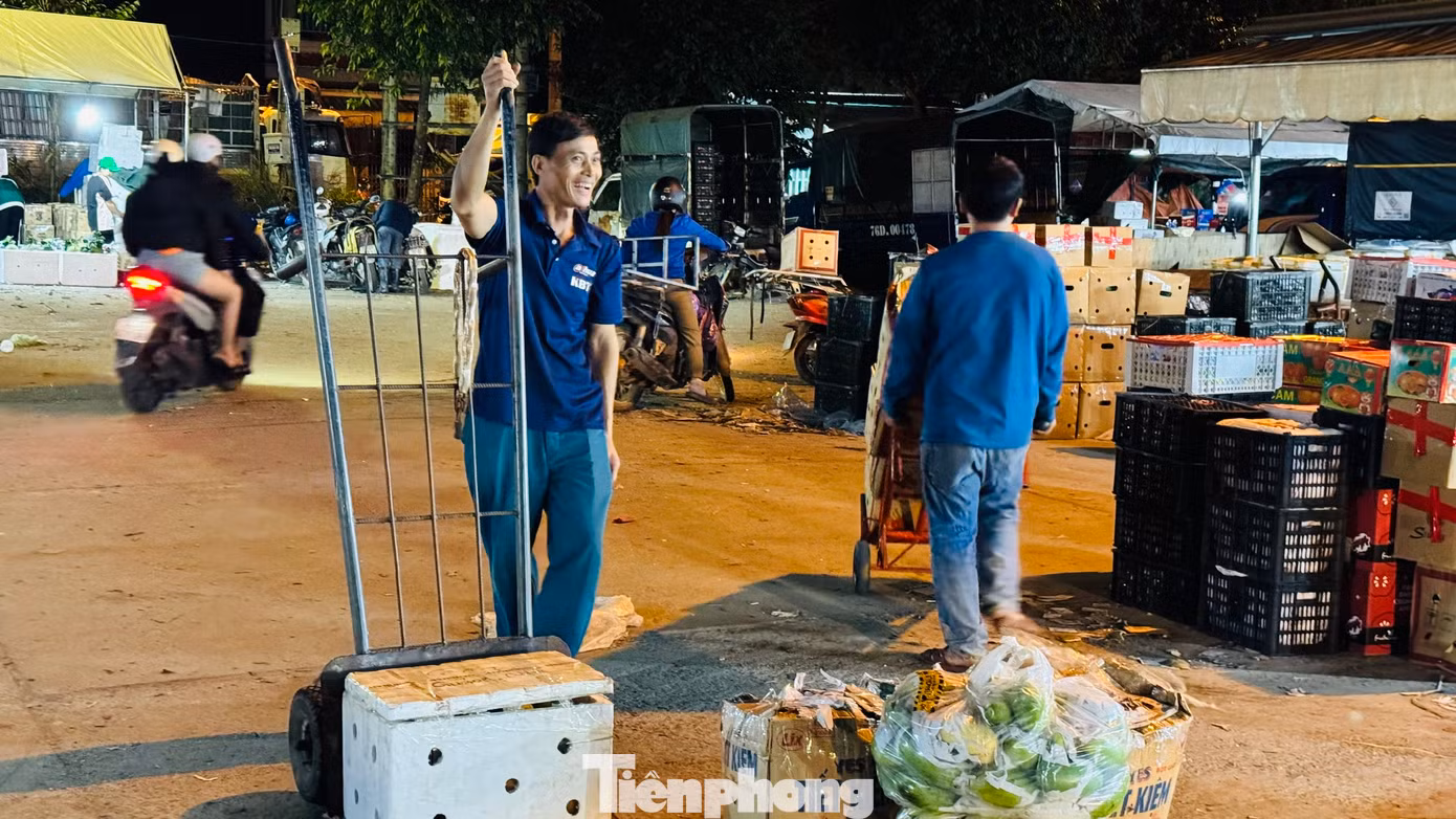 Dù mệt những các "cửu vạn" vẫn nở nụ cười. Ảnh: Nguyễn Ngọc