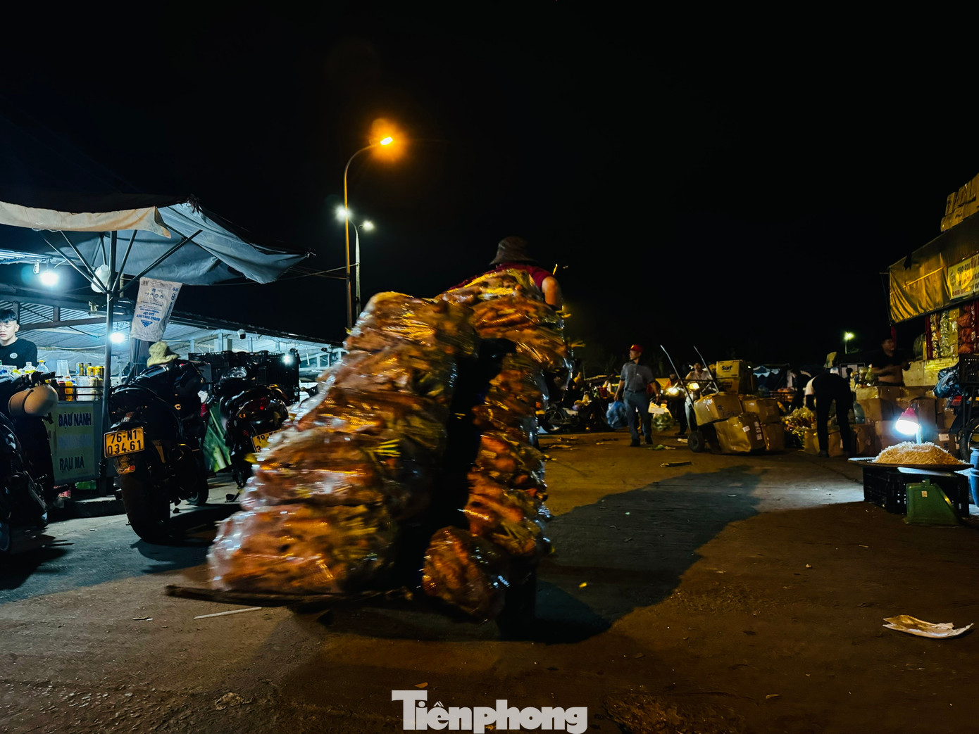 Giữa biển hàng mênh mông, ai cũng mong được “bán sức” để có thêm thu nhập, trang trải cuộc sống và có một cái Tết no đủ hơn. Ảnh: Nguyễn Ngọc