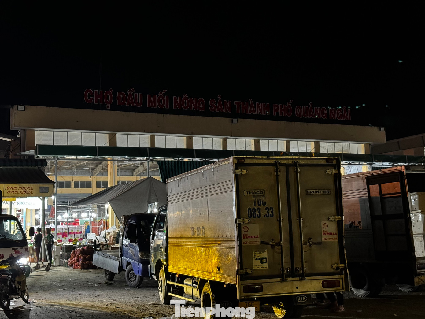 Ghi nhận của PV, 1h sáng ngày 28/1 (tức 29 tháng Chạp) không khí tại chợ đầu mối nông sản TP. Quảng Ngãi (tỉnh Quảng Ngãi) vô cùng nhộn nhịp. Càng về khuya lượng phương tiện chở hàng hóa, như trái cây, hoa, rau củ… đổ về càng đông. Ảnh: Nguyễn Ngọc