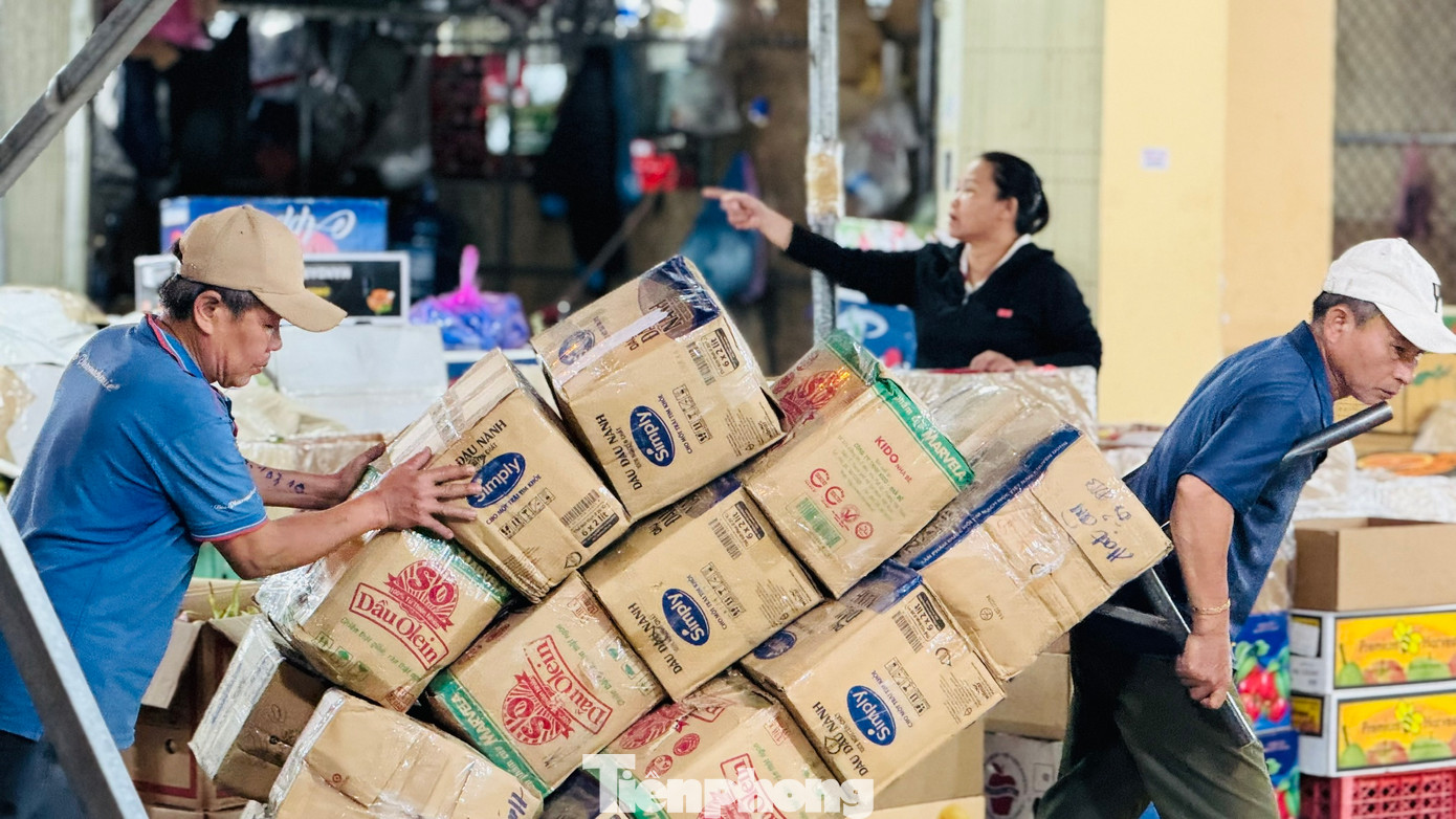 Anh Phạm Văn Anh (trú xã Nghĩa Hòa, huyện Tư Nghĩa, tỉnh Quảng Ngãi) chia sẻ, mỗi đêm kéo khoảng 300 thùng hàng đi giao khắp chợ, gần Tết tăng gấp 3-4 lần. Ảnh: Nguyễn Ngọc