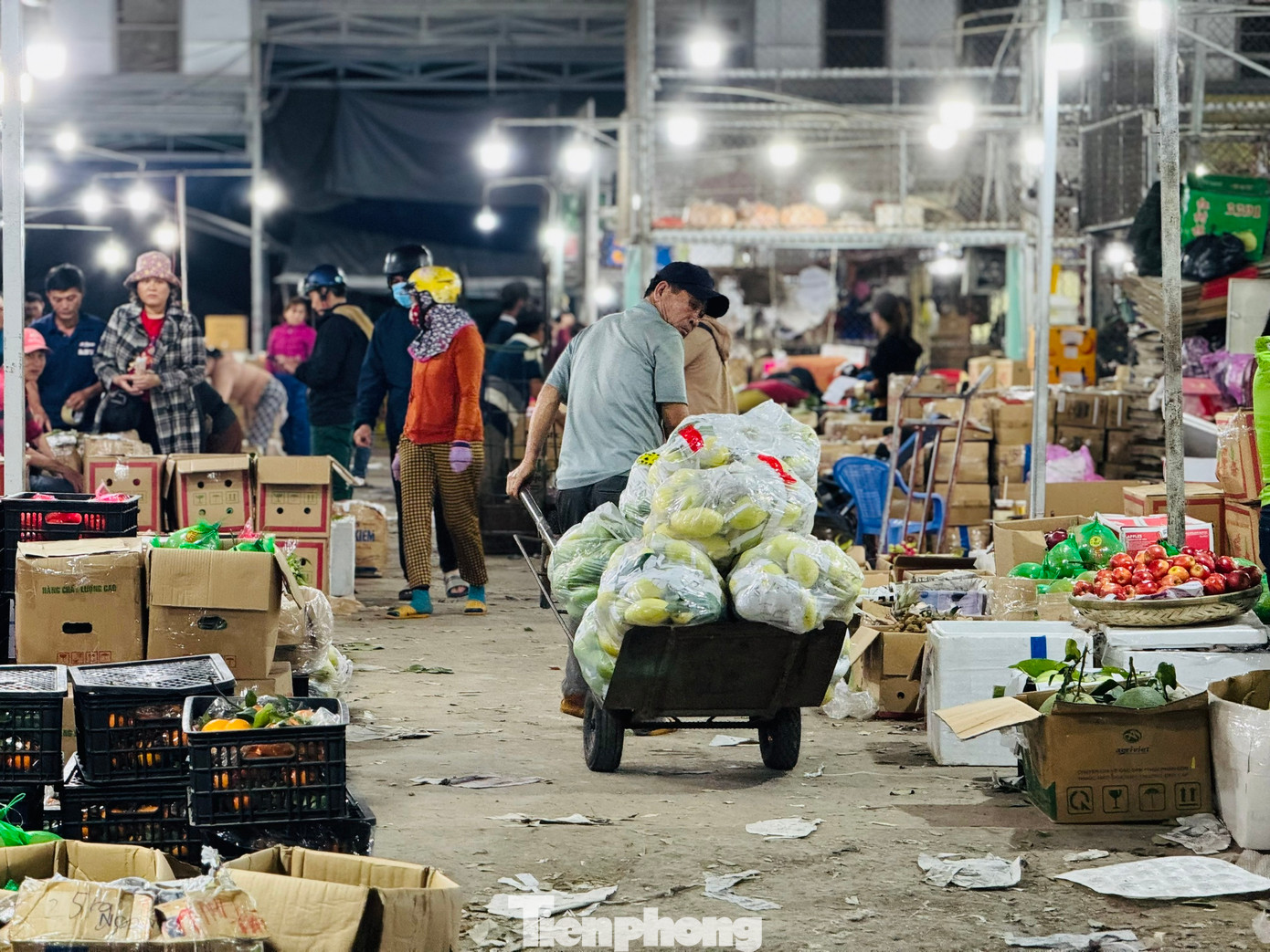 Họ bốc vác, vận chuyển cả trăm tấn hàng đi đến các ki-ốt trong chợ và đưa lên các xe tải nhỏ mang đi khắp nơi trong và ngoài tỉnh phục vụ nhu cầu mua sắm Tết của người dân. Ảnh: Nguyễn Ngọc