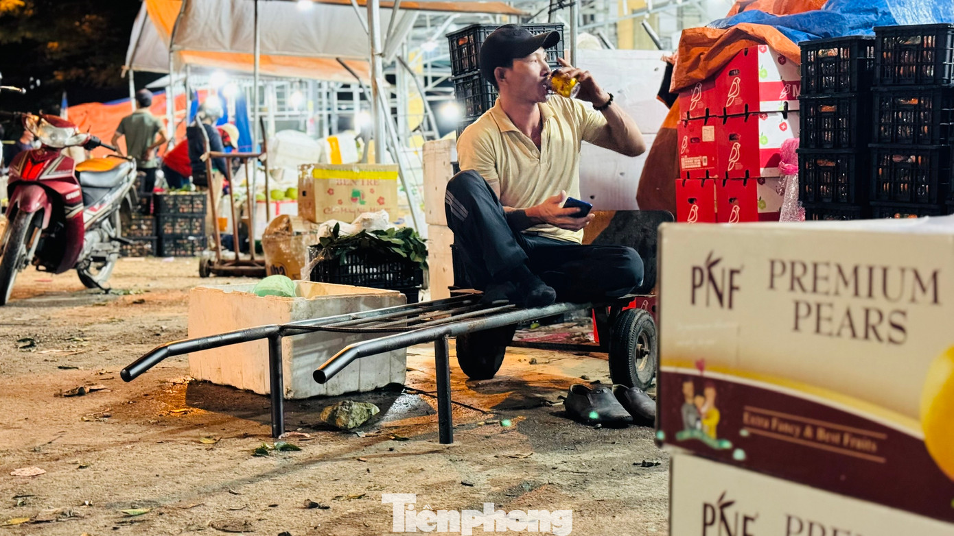 Làm công việc thâu đêm, nước tăng lực và cà phê là thức uống không thể thiếu của những người lao động chân tay. Ảnh: Nguyễn Ngọc