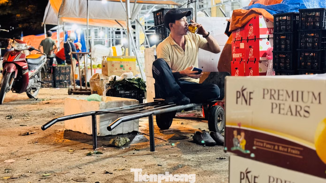 Làm công việc thâu đêm, nước tăng lực và cà phê là thức uống không thể thiếu của những người lao động chân tay. Ảnh: Nguyễn Ngọc