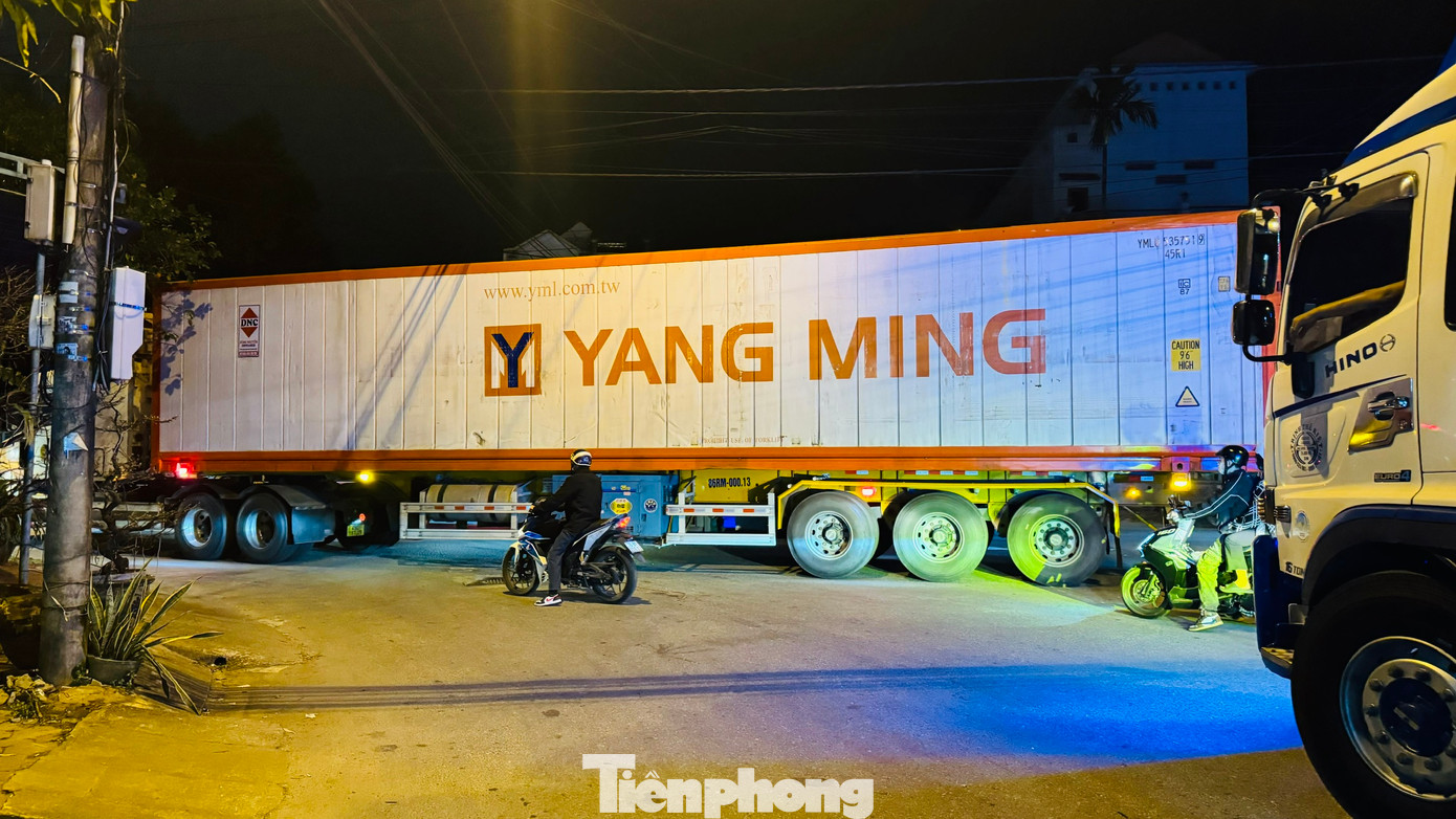 Ghi nhận của PV, 1h sáng ngày 28/1 (tức 29 tháng Chạp) không khí tại chợ đầu mối nông sản TP. Quảng Ngãi (tỉnh Quảng Ngãi) vô cùng nhộn nhịp. Càng về khuya lượng phương tiện chở hàng hóa, như trái cây, hoa, rau củ… đổ về càng đông. Ảnh: Nguyễn Ngọc