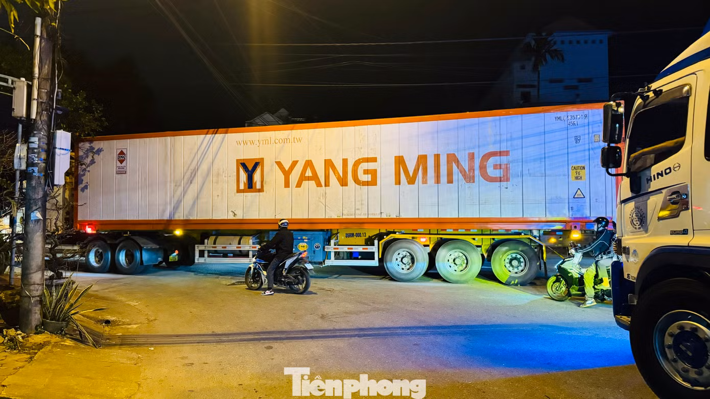 Ghi nhận của PV, 1h sáng ngày 28/1 (tức 29 tháng Chạp) không khí tại chợ đầu mối nông sản TP. Quảng Ngãi (tỉnh Quảng Ngãi) vô cùng nhộn nhịp. Càng về khuya lượng phương tiện chở hàng hóa, như trái cây, hoa, rau củ… đổ về càng đông. Ảnh: Nguyễn Ngọc