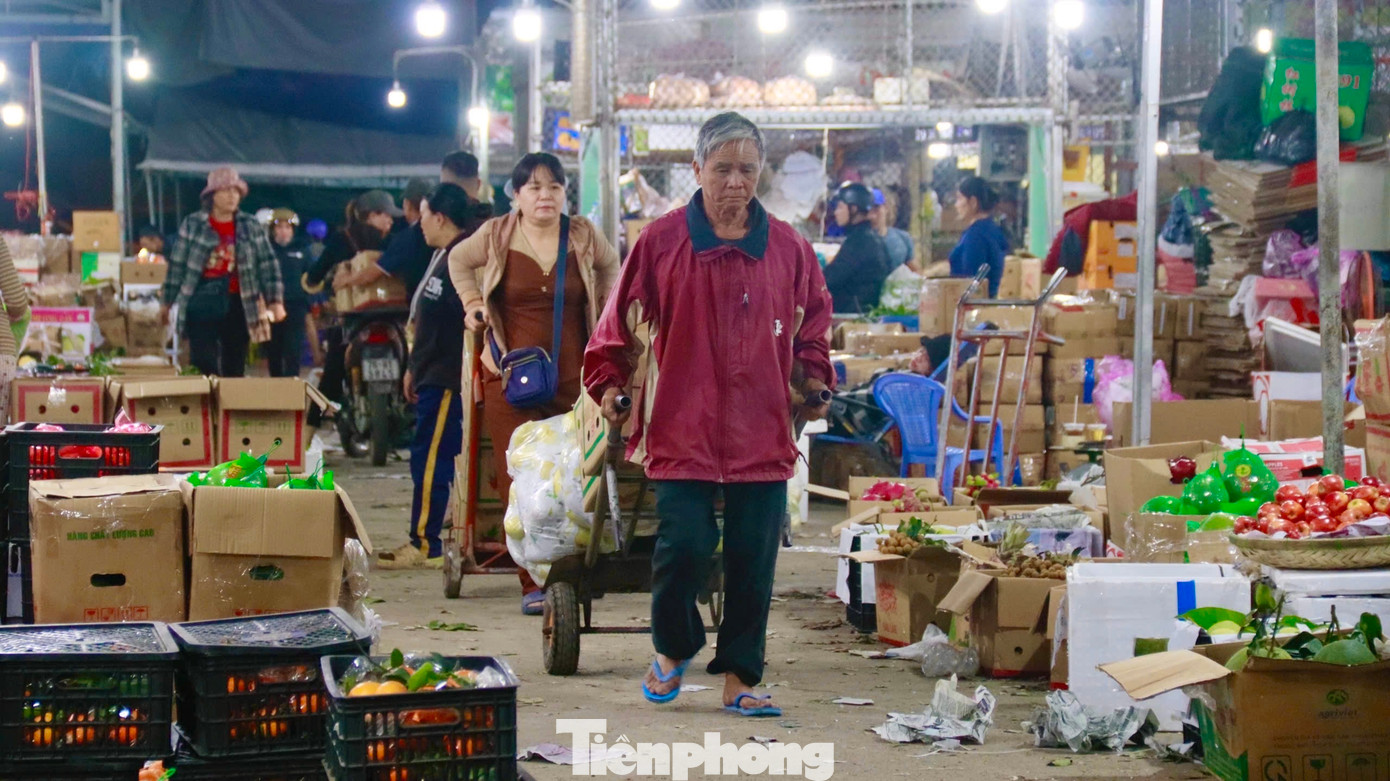 Hơn 20 năm gắn bó với chợ đầu mối là chừng ấy năm ông Nguyễn Phú (58 tuổi, trú TP. Quảng Ngãi) trắng đêm, vắng nhà. Trong cái giá lạnh giữa đêm khuya thế nhưng trên khuôn mặt mồ hôi nhễ nhại, bởi ông phải kéo hàng trăm chuyến hàng trái cây, rau củ. Ảnh: Nguyễn Ngọc