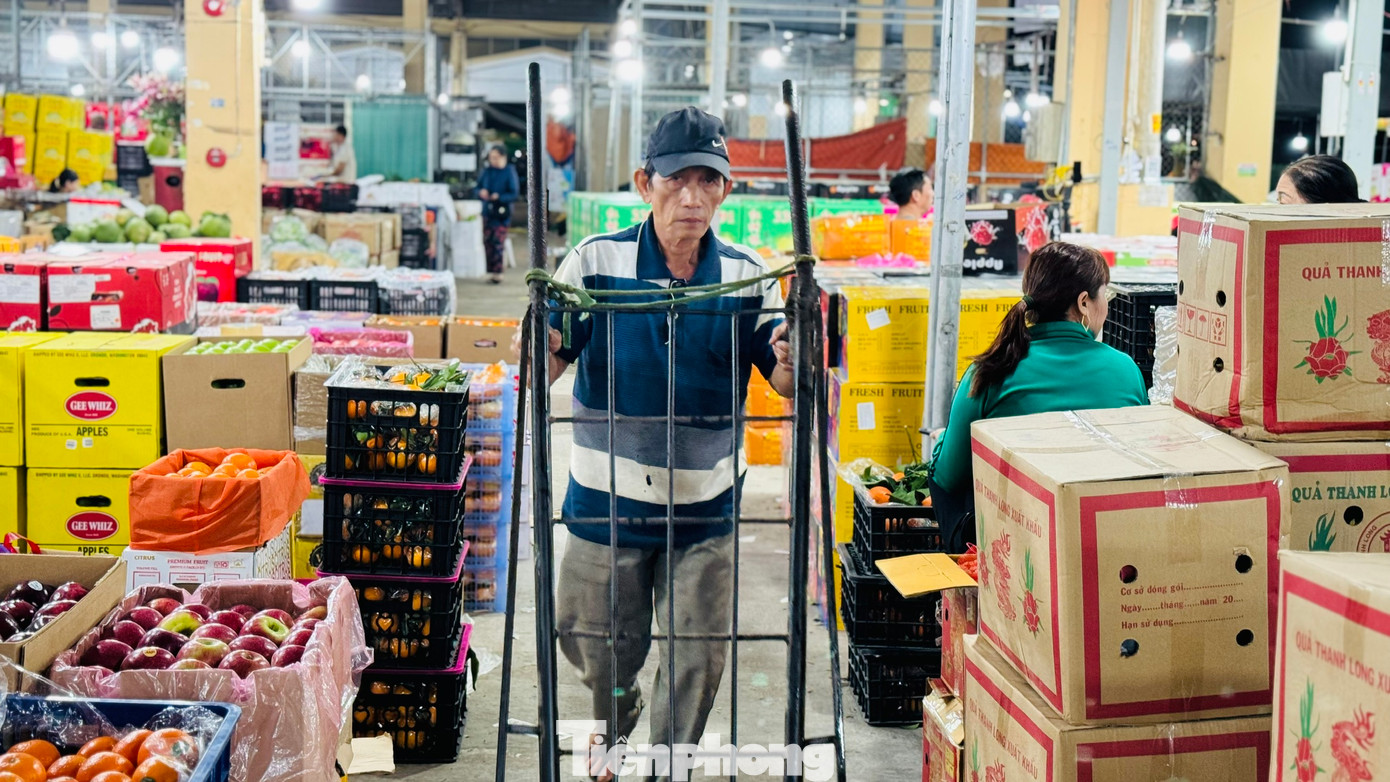 Càng những ngày cận Tết, những cửu vạn lại càng cố gắng kiếm thêm nhiều việc. Họ không quản mệt nhọc bởi với họ không chỉ là kiếm sống mà còn hy vọng về một cái Tết đủ đầy cho cả gia đình. Ảnh: Nguyễn Ngọc