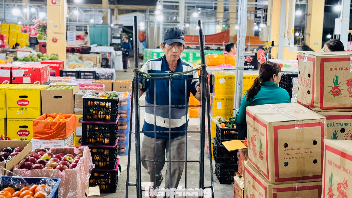 Càng những ngày cận Tết, những cửu vạn lại càng cố gắng kiếm thêm nhiều việc. Họ không quản mệt nhọc bởi với họ không chỉ là kiếm sống mà còn hy vọng về một cái Tết đủ đầy cho cả gia đình. Ảnh: Nguyễn Ngọc
