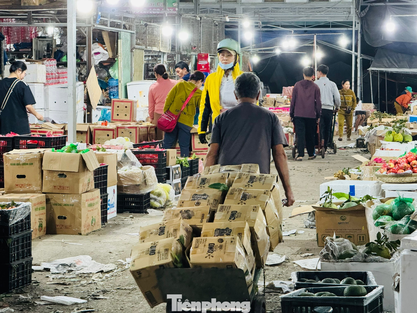 Họ bốc vác, vận chuyển cả trăm tấn hàng đi đến các ki-ốt trong chợ và đưa lên các xe tải nhỏ mang đi khắp nơi trong và ngoài tỉnh phục vụ nhu cầu mua sắm Tết của người dân. Ảnh: Nguyễn Ngọc
