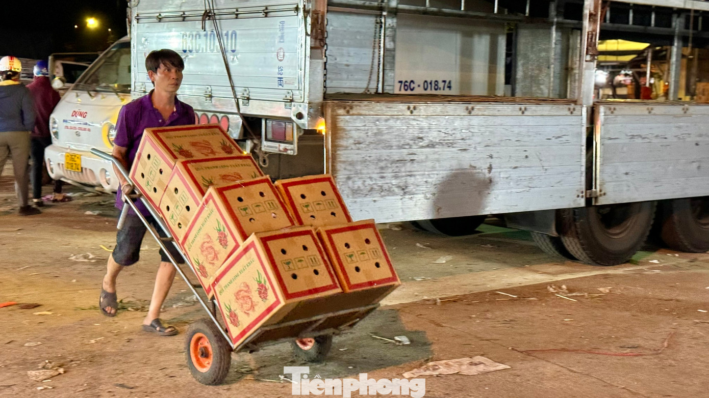 “Những ngày gần Tết, lượng hàng hóa về nhiều nên anh em làm nghề bốc vác ở chợ đầu mối phải làm việc liên tục và không màng tới giờ ngủ, khi nào hết hàng thì nghỉ. Mệt thì rất mệt nhưng bù lại có tiền để lo cho con cái có được một cái Tết ấm thì vất vả mấy cũng phải cố. Hôm nào chúng tôi cũng làm việc từ 21h cho đến 7h sáng hôm sau”, ông Phú nói. Ảnh: Nguyễn Ngọc