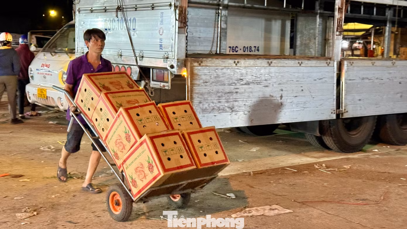“Những ngày gần Tết, lượng hàng hóa về nhiều nên anh em làm nghề bốc vác ở chợ đầu mối phải làm việc liên tục và không màng tới giờ ngủ, khi nào hết hàng thì nghỉ. Mệt thì rất mệt nhưng bù lại có tiền để lo cho con cái có được một cái Tết ấm thì vất vả mấy cũng phải cố. Hôm nào chúng tôi cũng làm việc từ 21h cho đến 7h sáng hôm sau”, ông Phú nói. Ảnh: Nguyễn Ngọc