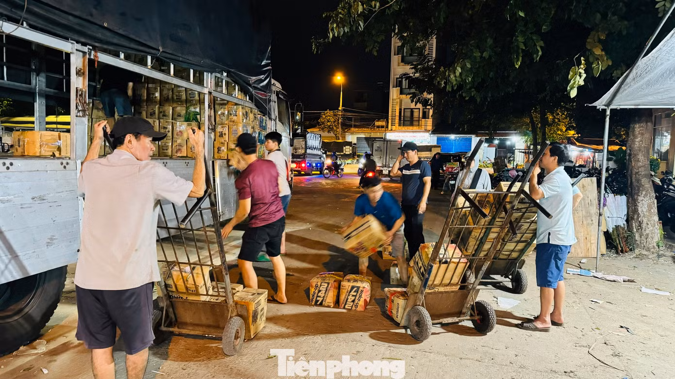 Khi những chiếc xe hàng vừa đáp bến ở bên trong khu vực chợ cũng là lúc những người làm nghề “cửu vạn” bắt tay vào công việc mưu sinh. Ảnh: Nguyễn Ngọc