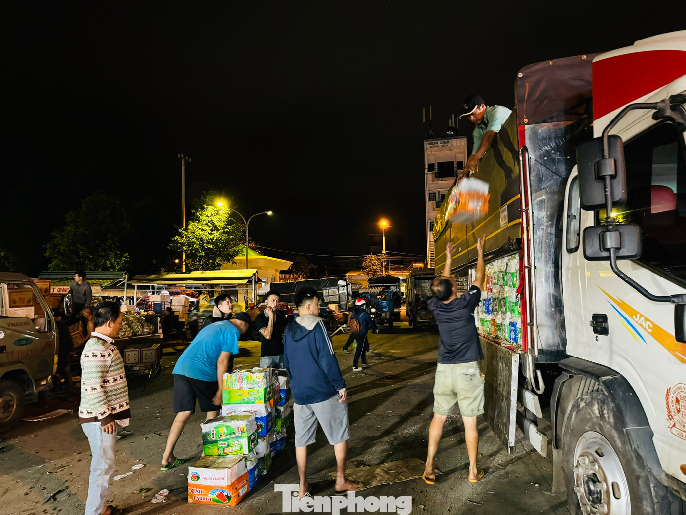 Khi những chiếc xe hàng vừa đáp bến ở bên trong khu vực chợ cũng là lúc những người làm nghề “cửu vạn” bắt tay vào công việc mưu sinh. Ảnh: Nguyễn Ngọc