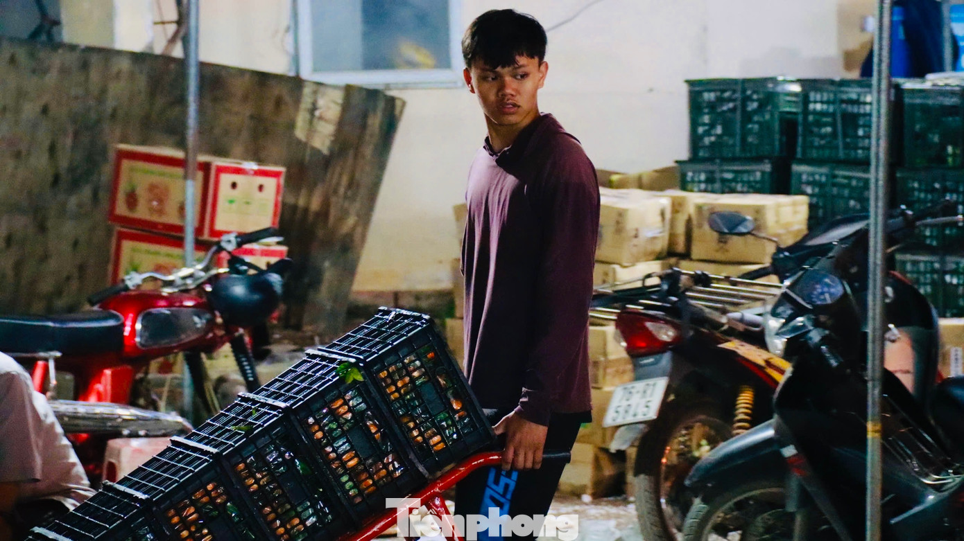 Thức trắng đêm nên đôi mắt ai cũng trũng sâu, lờ đờ và mệt mỏi. Ảnh: Nguyễn Ngọc