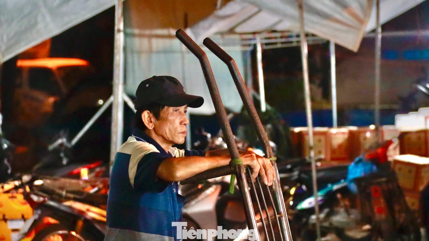 Thức trắng đêm nên đôi mắt ai cũng trũng sâu, lờ đờ và mệt mỏi. Ảnh: Nguyễn Ngọc