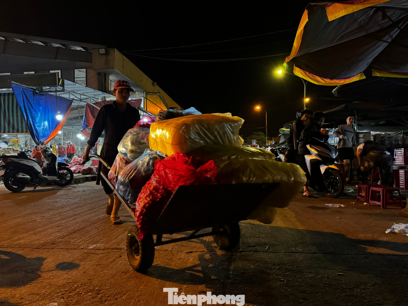 Giữa biển hàng mênh mông, ai cũng mong được “bán sức” để có thêm thu nhập, trang trải cuộc sống và có một cái Tết no đủ hơn. Ảnh: Nguyễn Ngọc