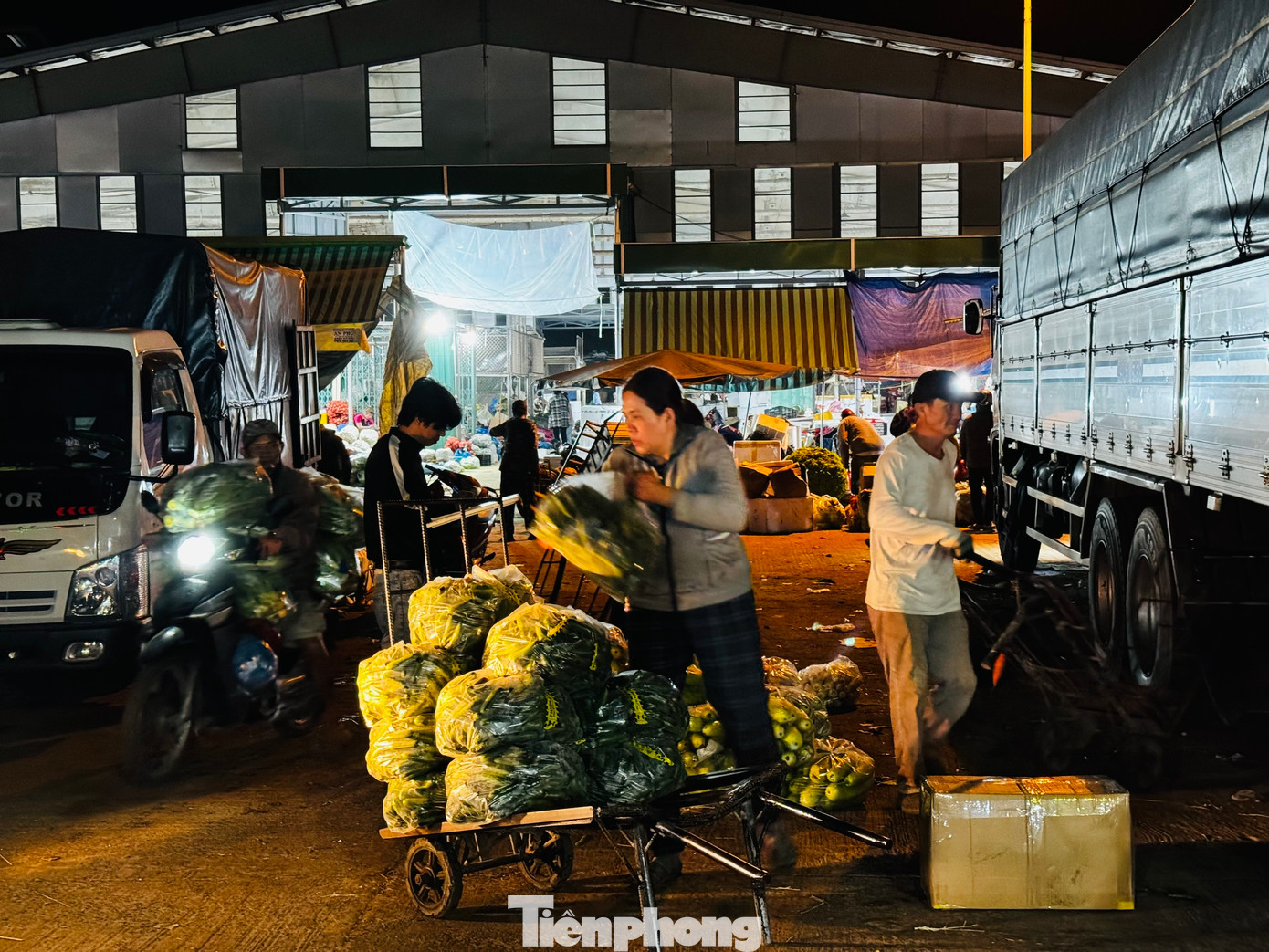 Càng những ngày cận Tết, những cửu vạn lại càng cố gắng kiếm thêm nhiều việc. Họ không quản mệt nhọc bởi với họ không chỉ là kiếm sống mà còn hy vọng về một cái Tết đủ đầy cho cả gia đình. Ảnh: Nguyễn Ngọc