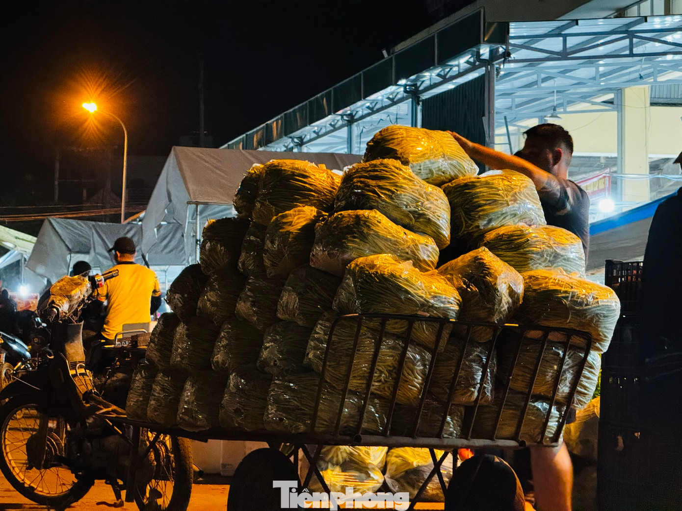 Càng những ngày cận Tết, những cửu vạn lại càng cố gắng kiếm thêm nhiều việc. Họ không quản mệt nhọc bởi với họ không chỉ là kiếm sống mà còn hy vọng về một cái Tết đủ đầy cho cả gia đình. Ảnh: Nguyễn Ngọc