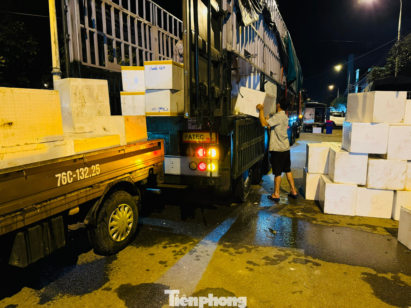 Khi những chiếc xe hàng vừa đáp bến ở bên trong khu vực chợ cũng là lúc những người làm nghề “cửu vạn” bắt tay vào công việc mưu sinh. Ảnh: Nguyễn Ngọc